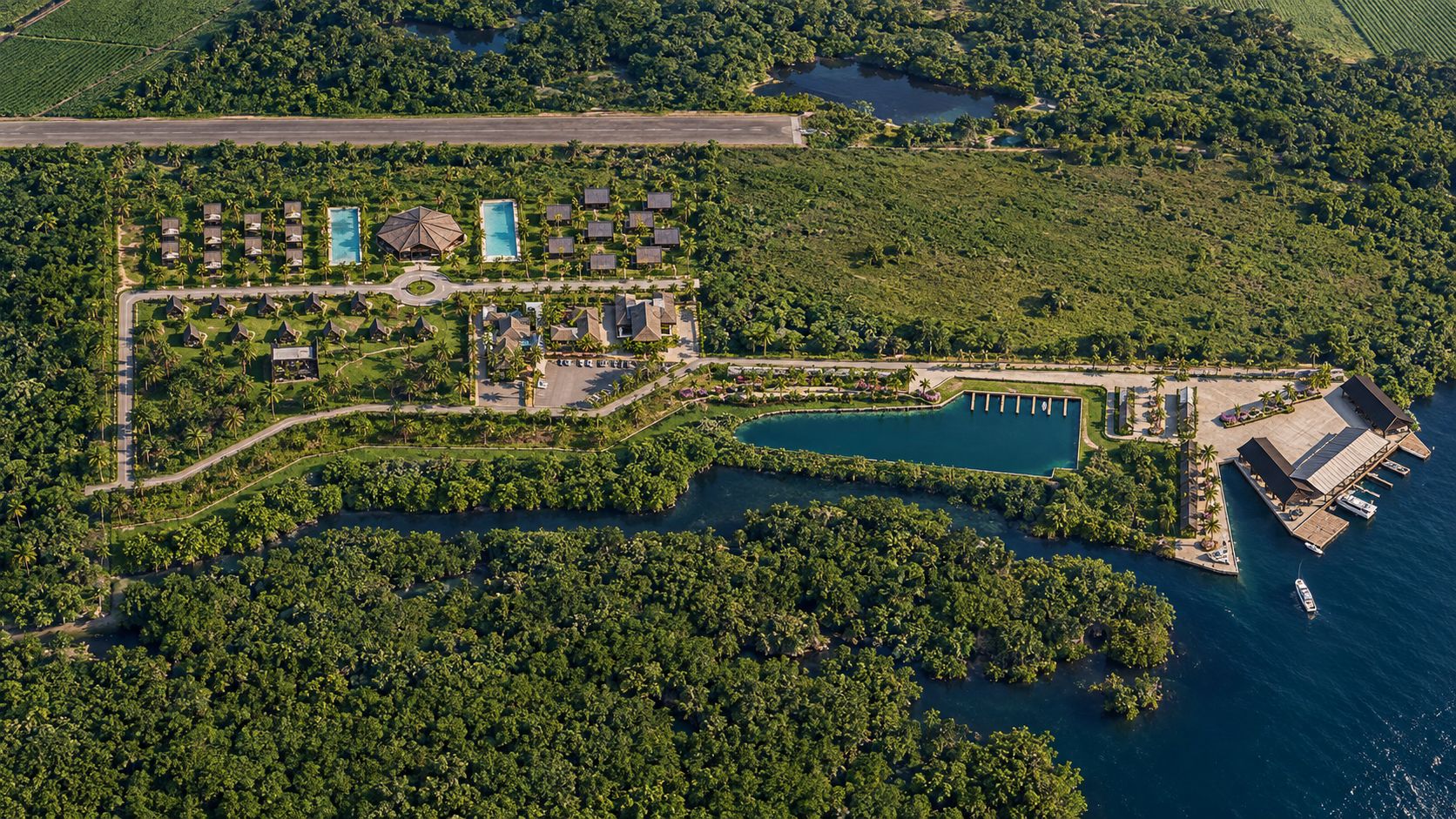 Vista aérea del conjunto con la pista, la dársena y el muelle sobre el canal
